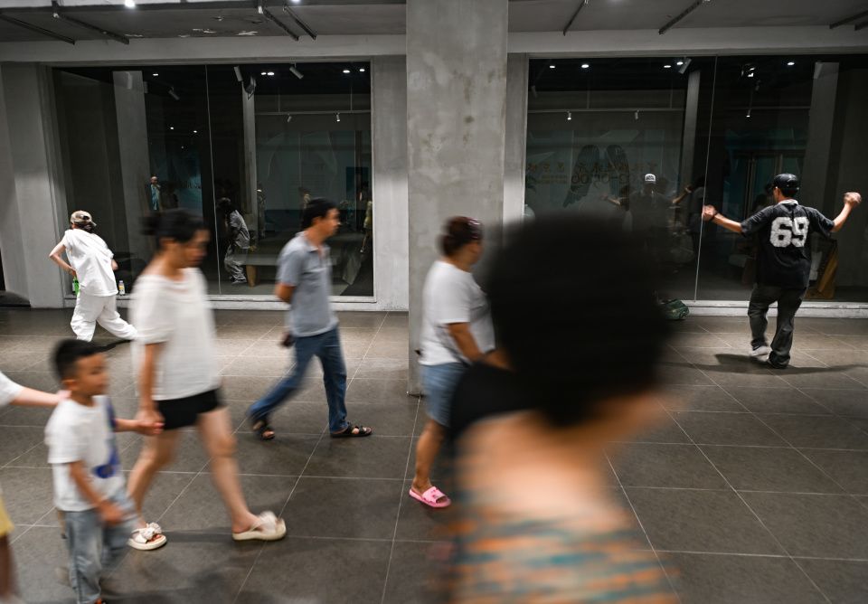 亿元, 亿元, 市民在成都